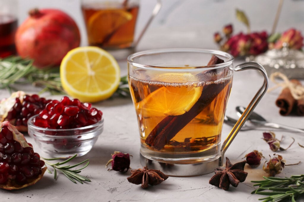 Chá de romã com anis-estrelado (Imagem: Lika Mostov | Shutterstock)