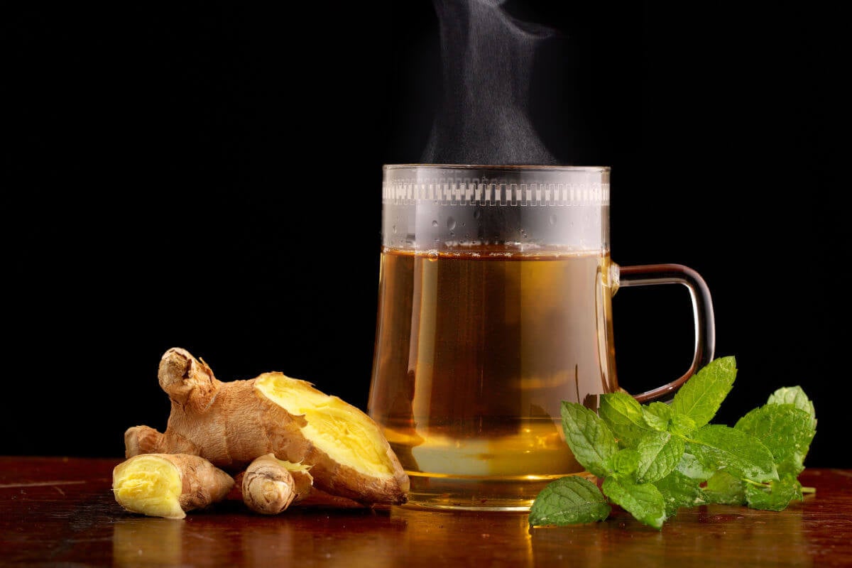 Chá desintoxicante de hortelã e gengibre (Imagem: RG-vc | Shutterstock)
