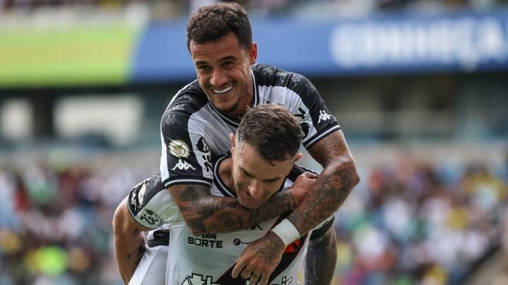 Imagem mostra Coutinho e Vegetti abraçados com a camisa do Vasco