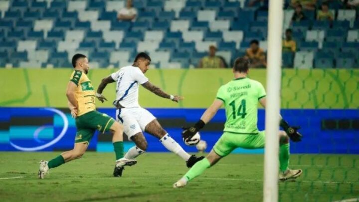 Alef Manga entrou somente no segundo tempo e mudou o ataque do Avaí, com um gol e uma assistência (Foto: Guilherme Griebeler, Avaí FC)