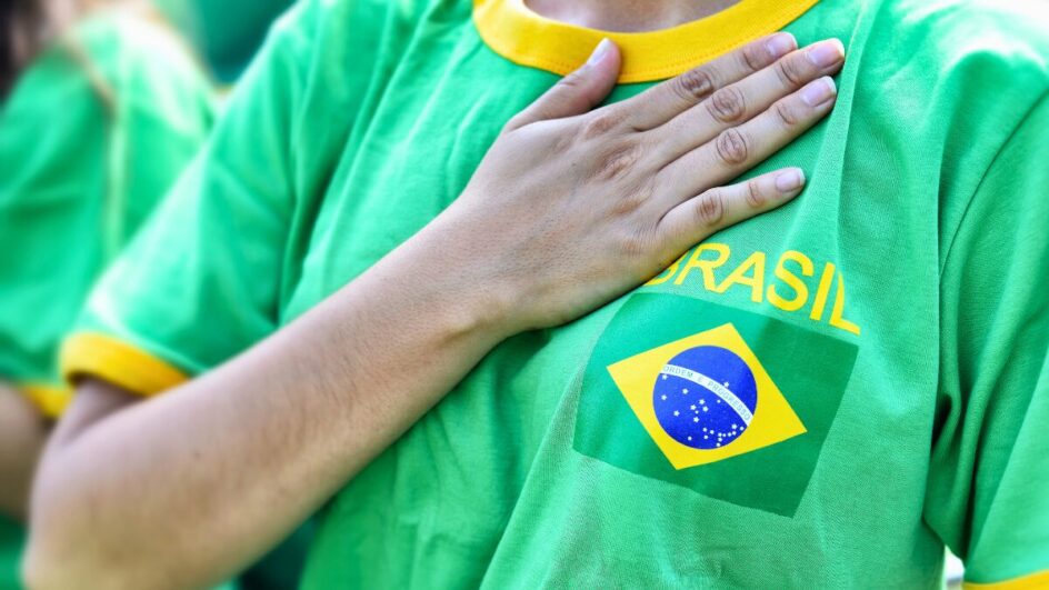 Esses versos do hino nacional foram compostos por Américo de Moura Marcondes de Andrade