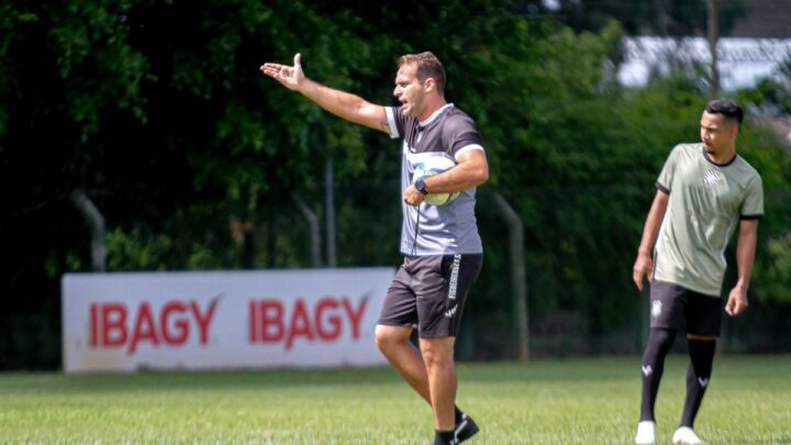 Técnico Thiago Carvalho tem a missão de levar o Figueirense de volta à Série B (Foto: Patrick Floriani, FFC)