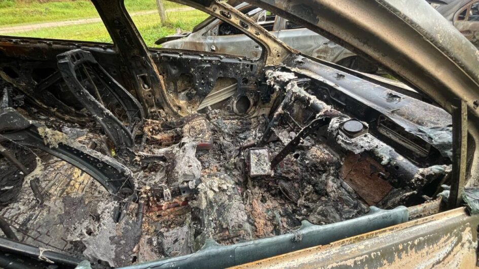 Fotos mostram detalhes dos carros destruiídos após explosão de carreta na BR-101