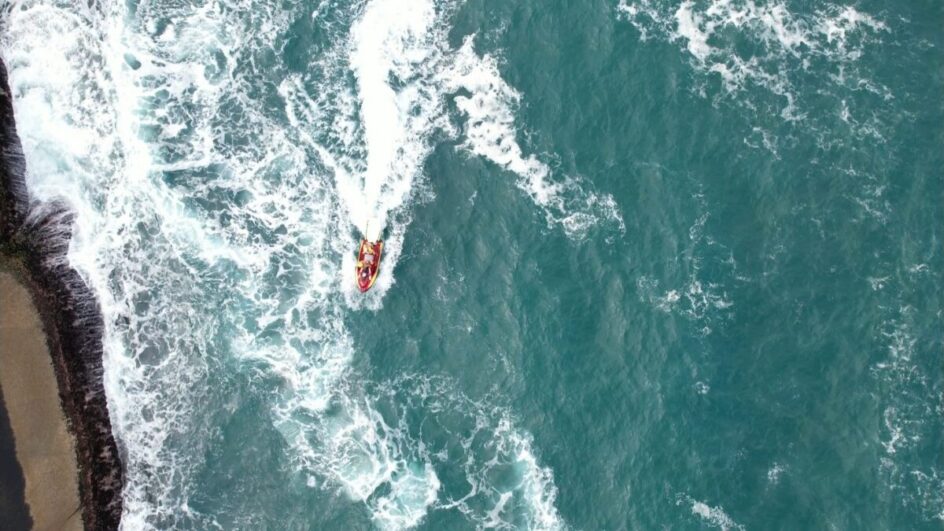 Homem desaparece após cair de pedra e se afogar em praia escondida de Florianópolis