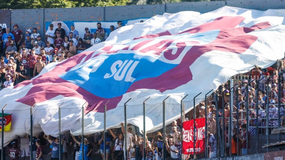 Torcida do Caxias nas arquibancadas do Estádio Centenário - (Foto: S.E.R. Caxias Oficial)