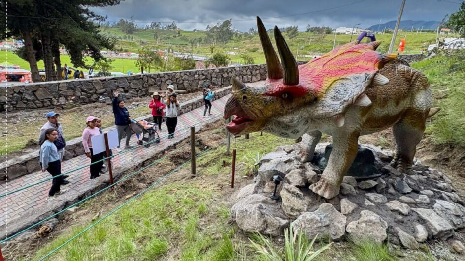 São diversas estátuas de dinossauros espalhadas pelo CT do Mushuc Runa - (Foto: Redes Sociais, Mushuc Runa)