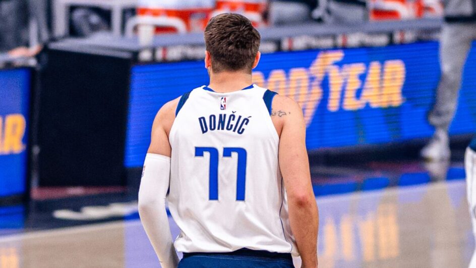 Luka Doncic com a camisa do Mavericks antes de ir para o Lakers - (Foto: Erik Drost)