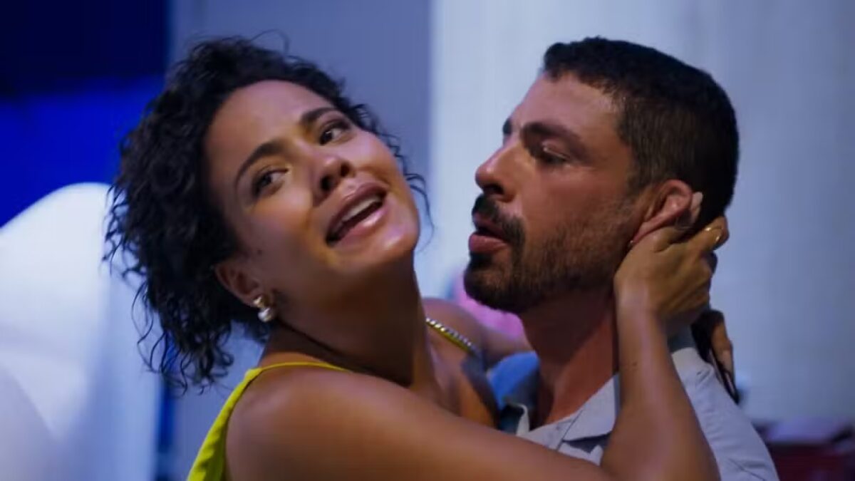 Maria de Fátima (Bella Campos) dá susto em César (Cauã Reymond)