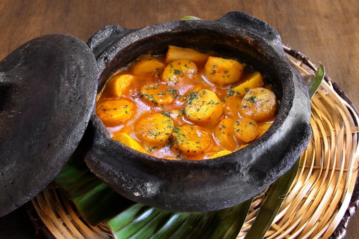 Moqueca de banana-da-terra (Imagem: lhmfoto | Shutterstock)