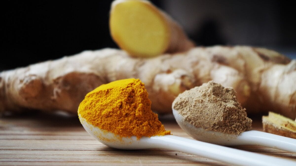 O chá de gengibre com cúrcuma é um anti-inflamatório natural que alivia dores e fortalece a saúde