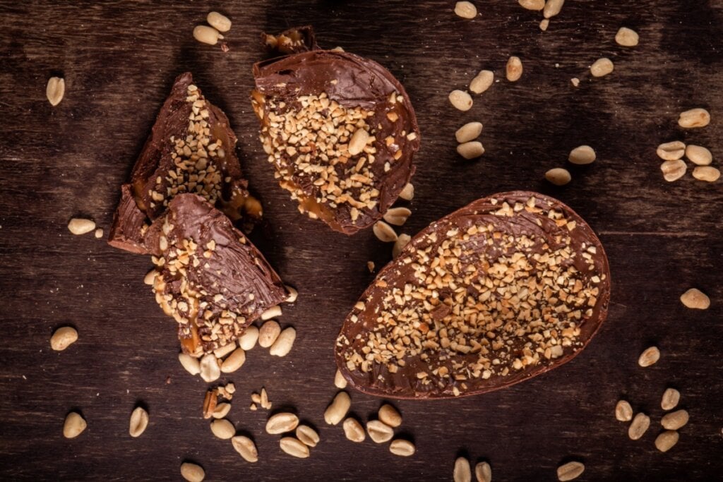 Ovo de P&aacute;scoa recheado com creme de amendoim (Imagem: Marcelo Veras | Shutterstock)