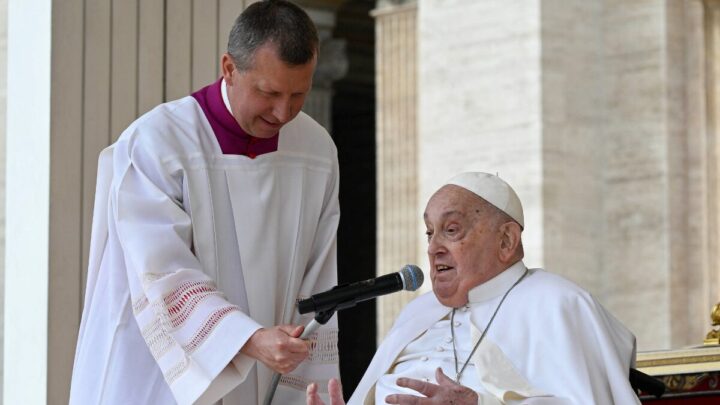 Papa Francisco faz aparição surpresa durante missa de Domingo de Ramos no Vaticano