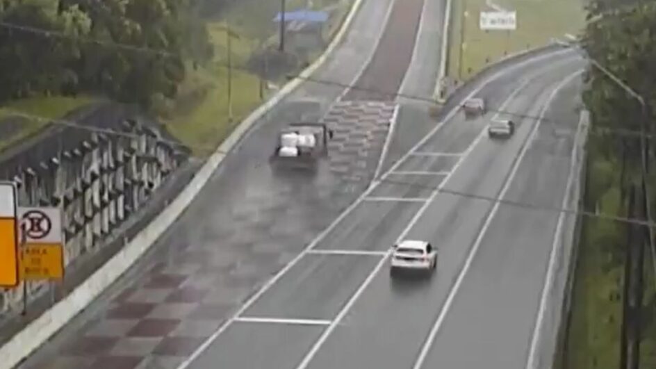 Pista estava molhada durante a ocorrência na BR-376 (Foto: Arteris Litoral Sul, Reprodução)