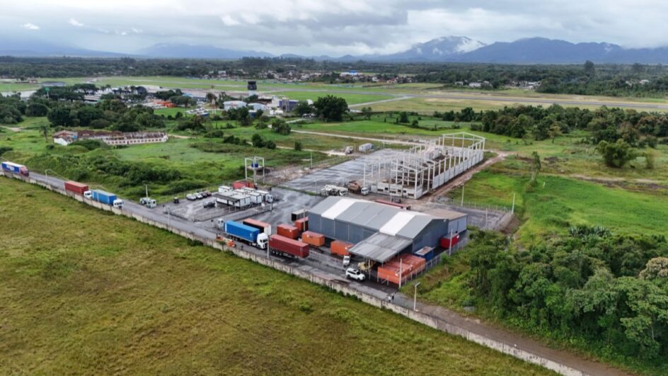 Recinto alfandegado funciona no perímetro do aeroporto de Joinville (Foto: Carlos Junior, NSC Total)