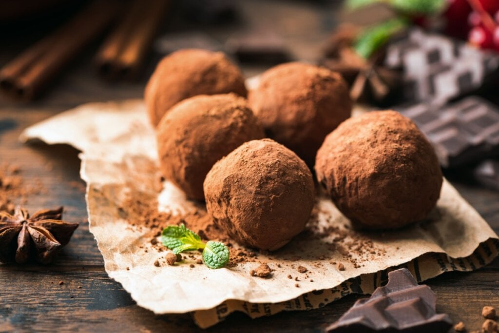 Trufa de chocolate e amêndoas (Imagem: Vladislav Noseek | Shutterstock)