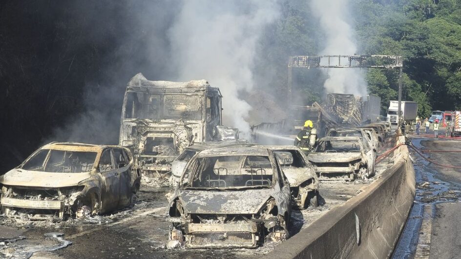Carros ficaram destruídos após o fogo na BR-101 (Foto: Sd Westphal, CBMSC)