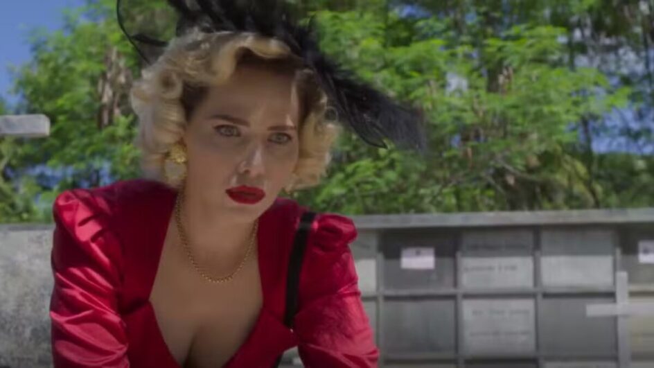 Zélia abre caixão e vê pedras no lugar de corpo 'Sabia!' em Garota do Momento