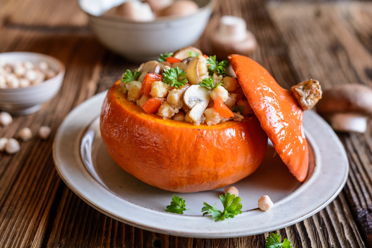 Abóbora recheada com grão-de-bico (Imagem: NoirChocolate | Shutterstock)