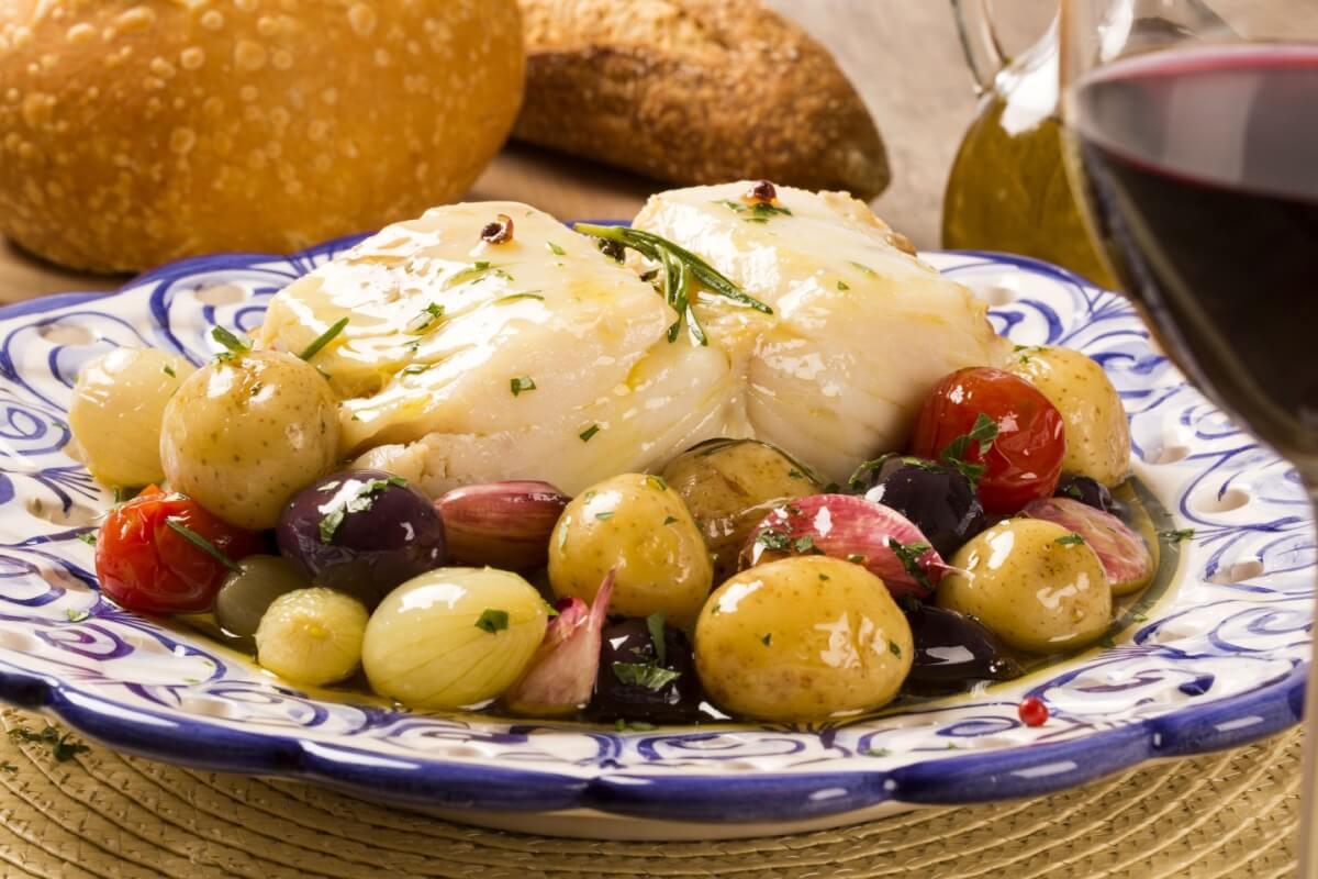 Bacalhau com batata e azeitonas (Imagem: Paulo Vilela | Shutterstock)