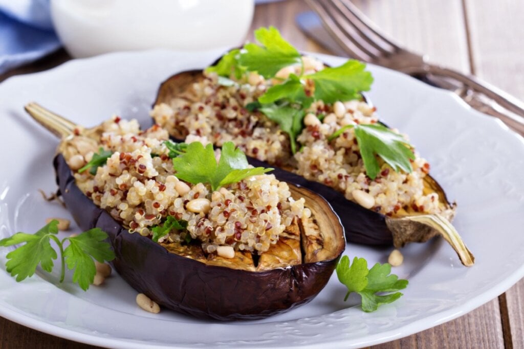 Berinjela recheada com quinoa (Imagem: Elena Veselova | Shutterstock)