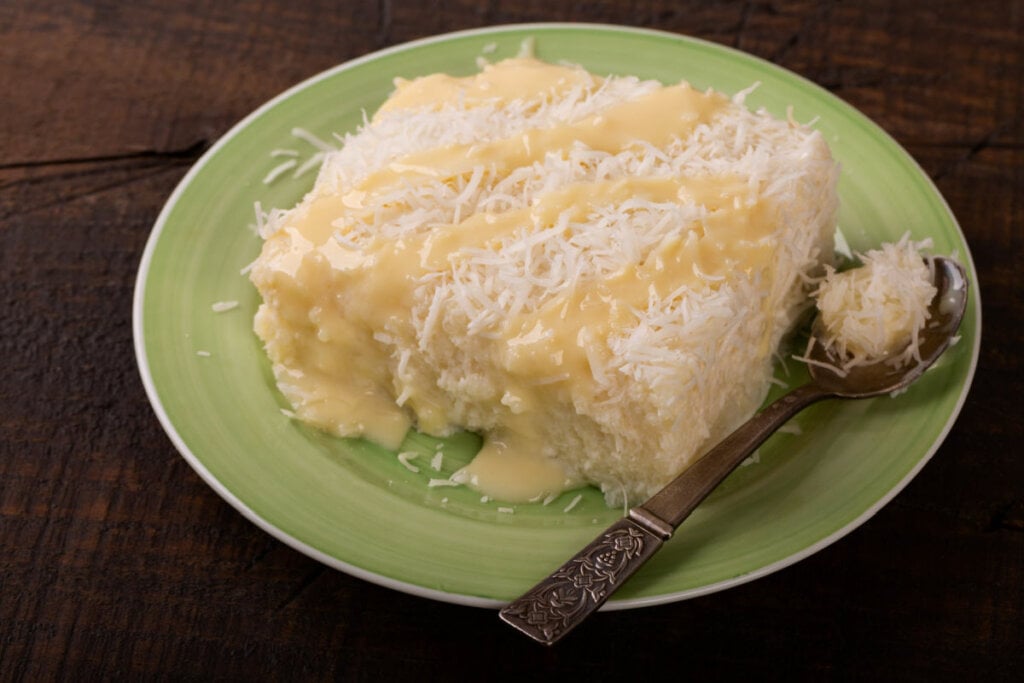 Bolo de tapioca com coco (Imagem: Iuliia Timofeeva | Shutterstock)