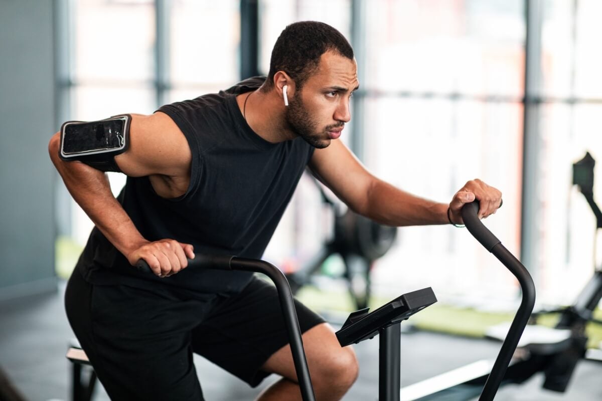 A escolha do melhor momento do cardio depende do objetivo (Imagem: Prostock-studio | Shutterstock)