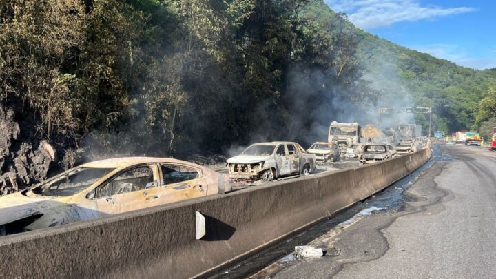 25 veículos foram atingidos pelas chamas (Foto: Ana Cristina Machado, NSC TV)