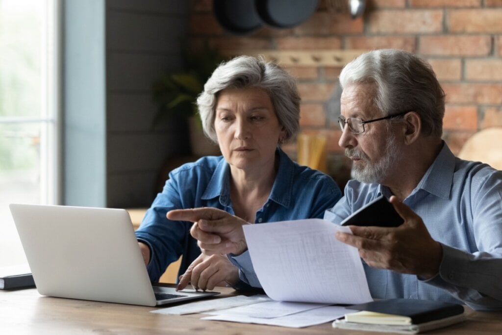 O auxílio-doença foi reajustado para se adequar ao salário-mínimo vigente (Imagem: fizkes | Shutterstock)