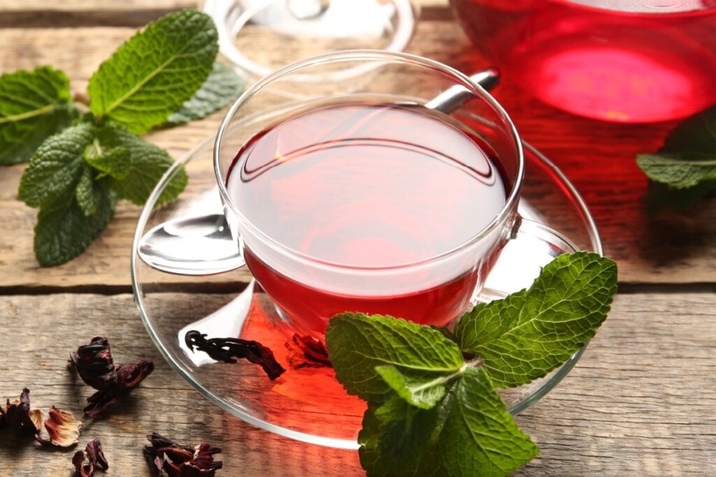 Ch&aacute; de hibisco com hortel&atilde; (Imagem: Africa Studio | Shutterstock)