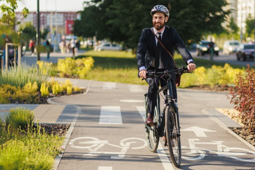 O Código de Trânsito Brasileiro indica que as bicicletas podem ser conduzidas em ruas, assim como outros meios de transporte (Imagem: LovetheLifeyouLive | Shutterstock)