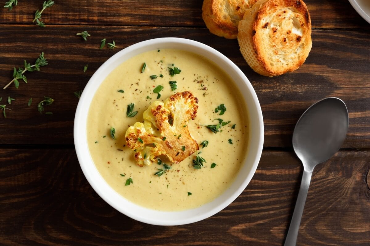 Creme de couve-flor com cúrcuma (Imagem: Tatiana Volgutova | Shutterstock)