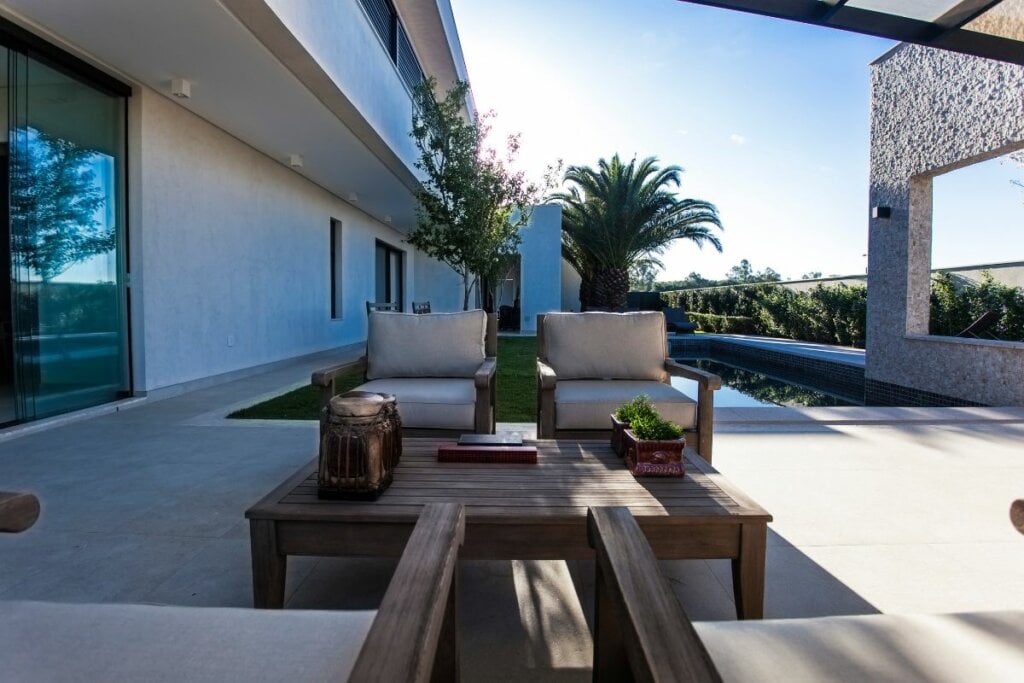 As poltronas e sofás dos solários e gazebos devem ser impermeáveis (Projeto: Patrícia Penna Arquitetura & Design | Imagem: Sérgio Israel)