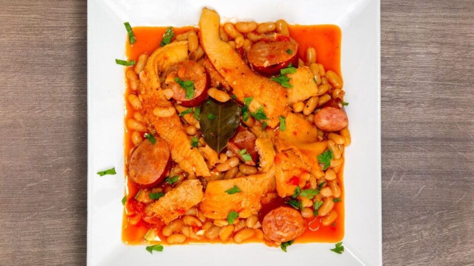 Dobradinha com feijão-branco e calabresa (Imagem: Adilson Sochodolak | Shutterstock)