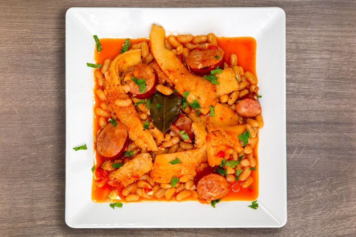 Dobradinha com feijão-branco e calabresa (Imagem: Adilson Sochodolak | Shutterstock)