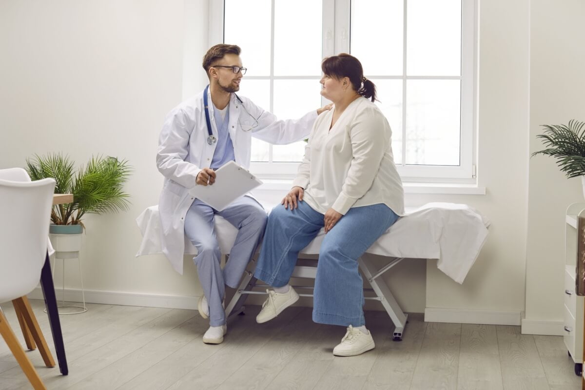 A obesidade exige atenção integral à saúde, pois pode acarretar doenças que afetam os ossos e as articulações (Imagem: Studio Romantic | Shutterstock)