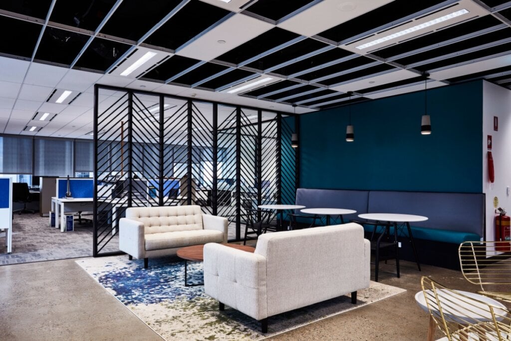 Tons de azul s&atilde;o ideais para ambientes que exigem seriedade e concentra&ccedil;&atilde;o (Imagem: PhotoMavenStock | Shutterstock)