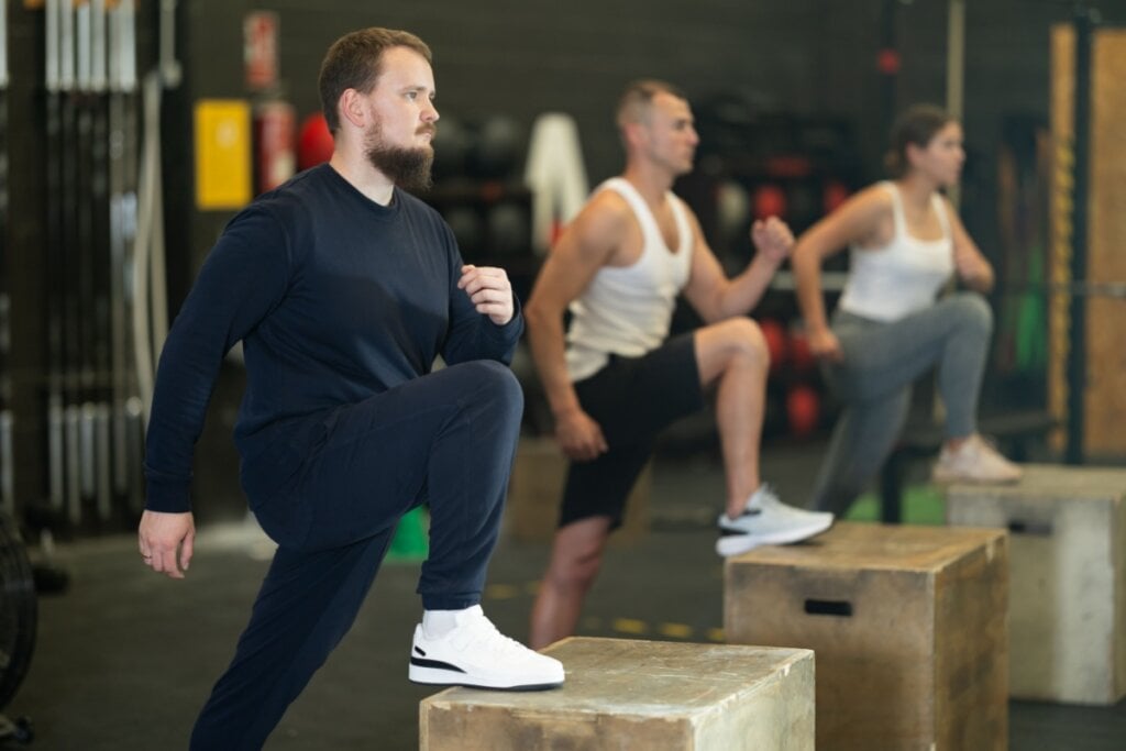 O step-up simula o movimento de impulsão da corrida e fortalece as coxas e glúteos (Imagem: BearFotos | Shutterstock)