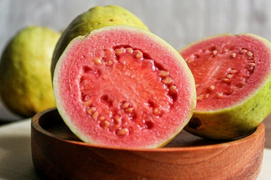 A goiaba ajuda a estimular a produ&ccedil;&atilde;o de gl&oacute;bulos brancos  (Imagem: Muklis_7 | Shutterstock)