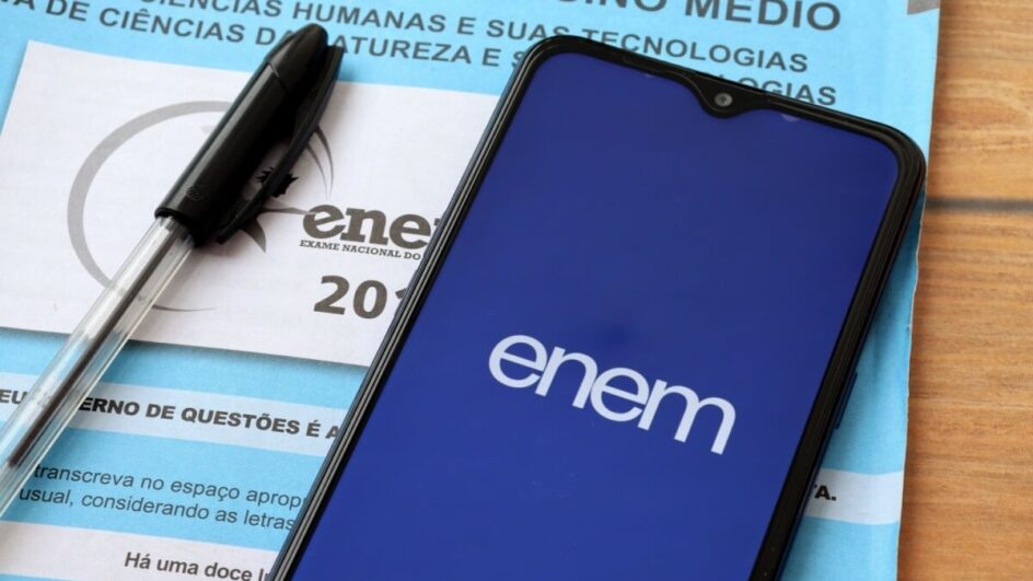 Estudantes podem solicitar a isenção da taxa de inscrição do Enem (Imagem: Brenda Rocha - Blossom | Shutterstock)