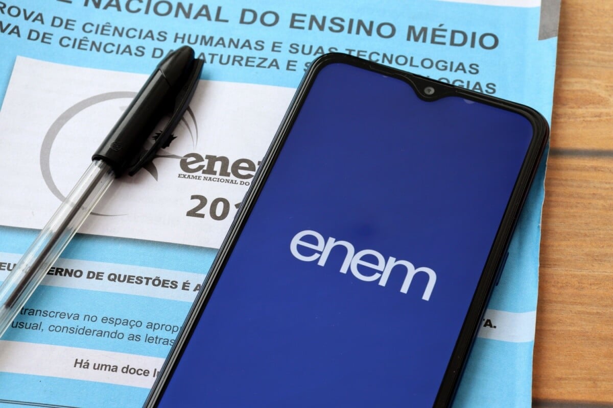 Estudantes podem solicitar a isenção da taxa de inscrição do Enem (Imagem: Brenda Rocha - Blossom | Shutterstock)
