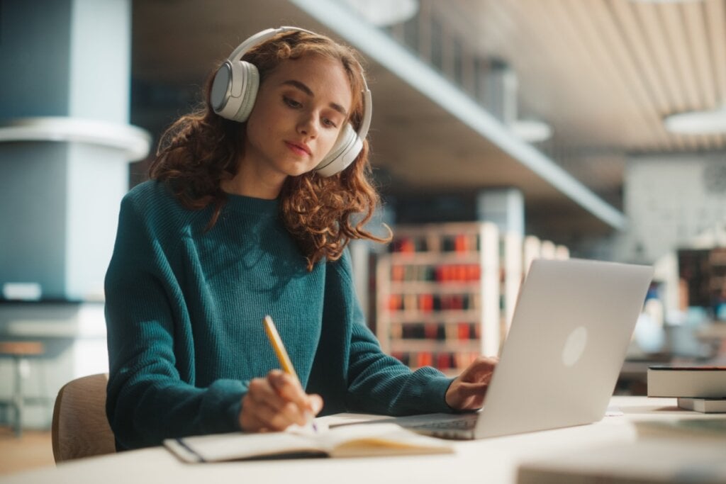 O estudante deve procurar formas de fixar melhor os conhecimentos (Imagem: Gorodenkoff | Shutterstock)