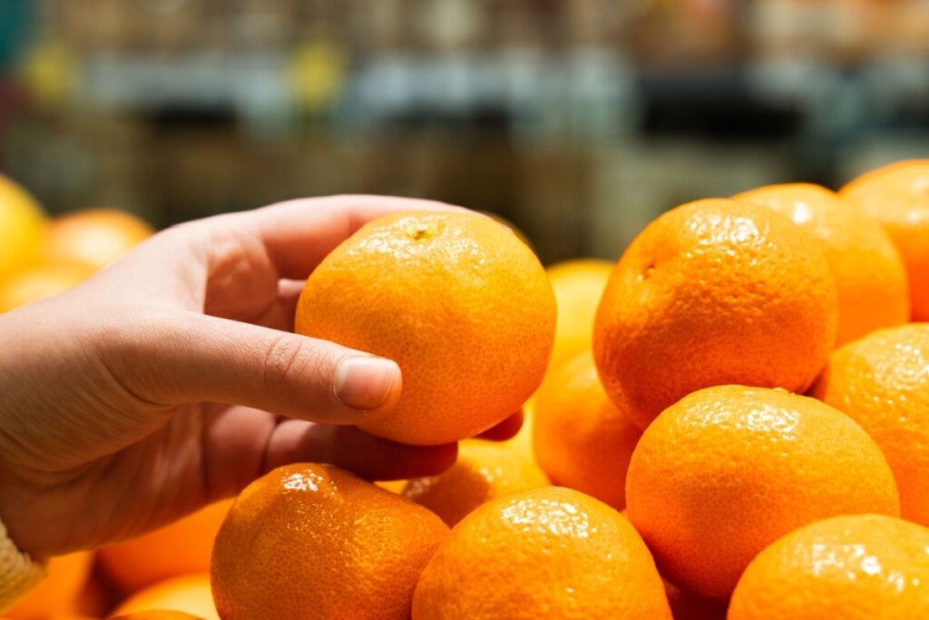 A tangerina &eacute; ben&eacute;fica para a sa&uacute;de do cora&ccedil;&atilde;o (Imagem: monshtein | Shutterstock)