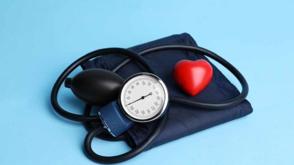 A pressão alta é uma das doenças crônicas mais comuns no Brasil e no mundo (Imagem: New Africa | Shutterstock)