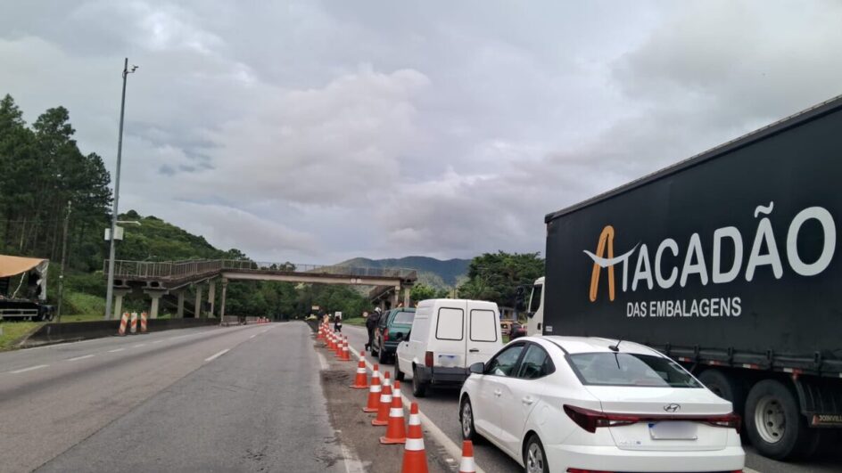 Trânsito parado na BR-101, em Palhoça (Foto: Ricardo Pastrana, Divulgação)