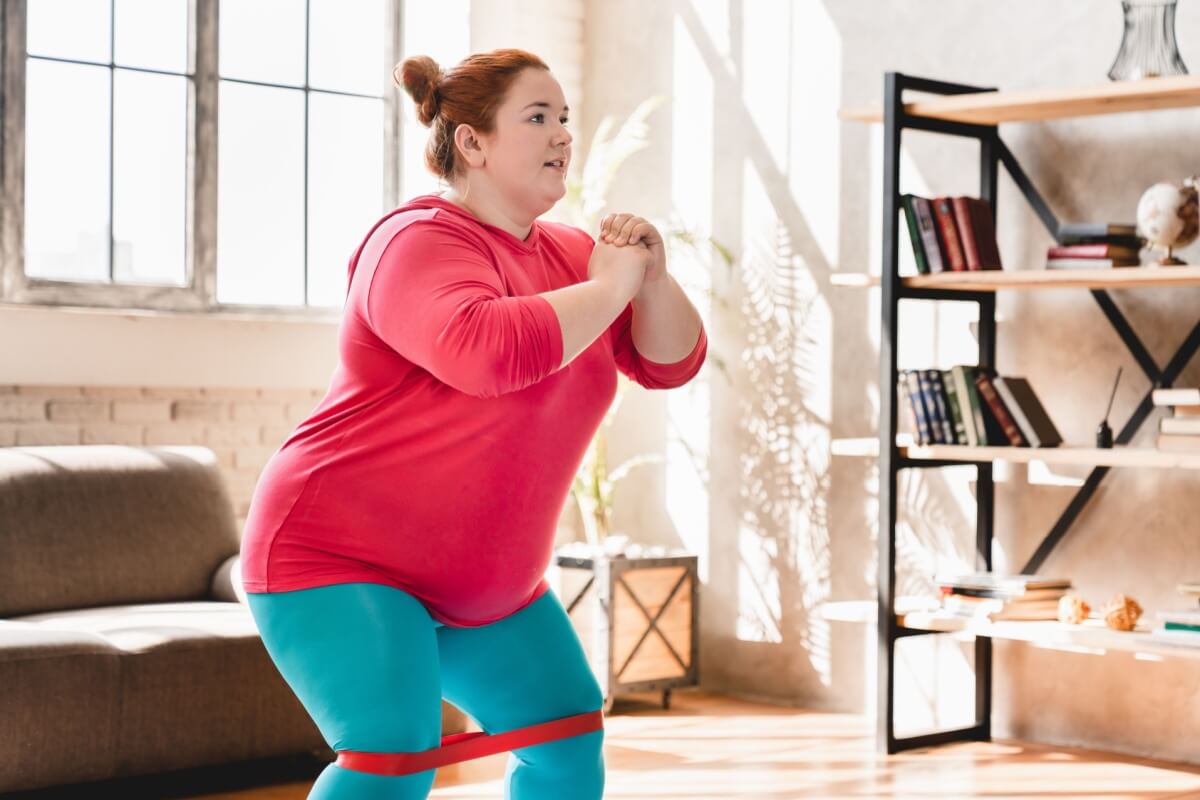 Os exercícios devem ser feitos com cuidado por pessoas obesas e com sobrepeso (Imagem: Inside Creative House | Shutterstock)