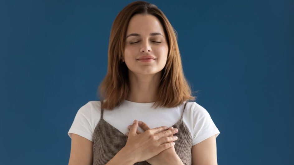 As orações também são um meio de pedir por prosperidade e abundância (Imagem: fizkes | Shutterstock)