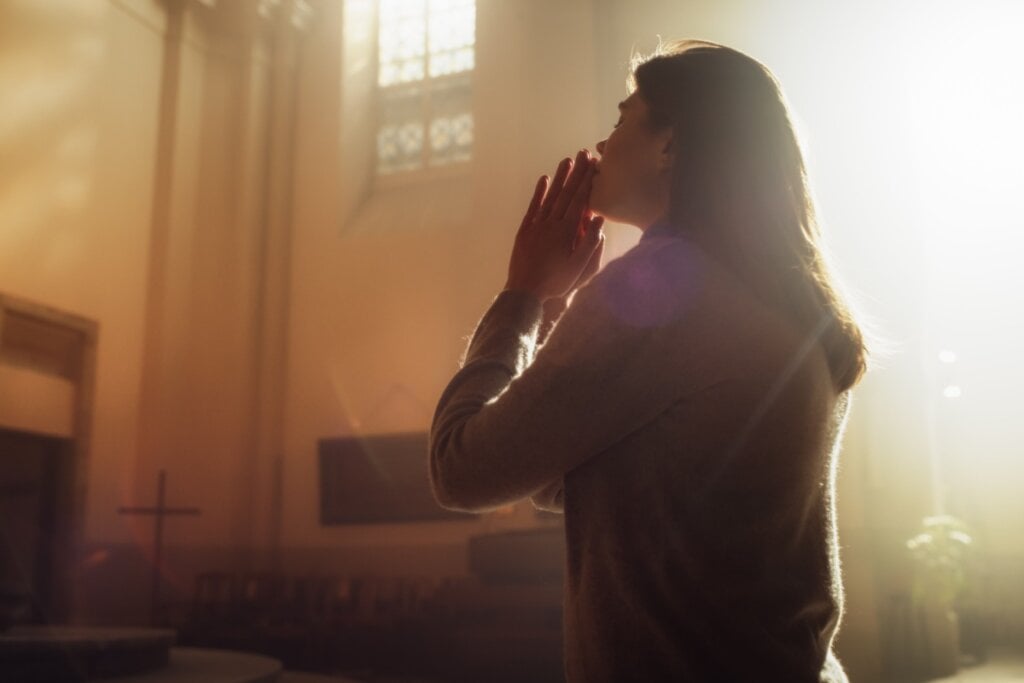 Ore a Deus para alcançar a paz interior (Imagem: Gorodenkoff | Shutterstock)