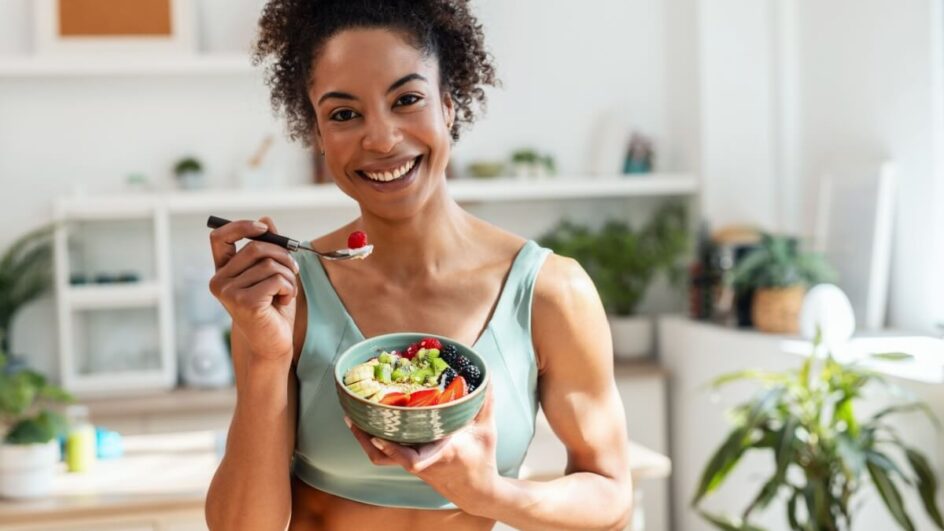 A alimentação contribui para a saúde da pele e dos fios (Imagem: Josep Suria | Shutterstock)