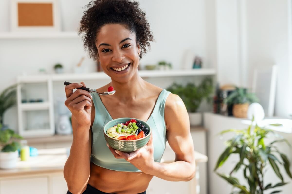 A alimentação contribui para a saúde da pele e dos fios (Imagem: Josep Suria | Shutterstock)