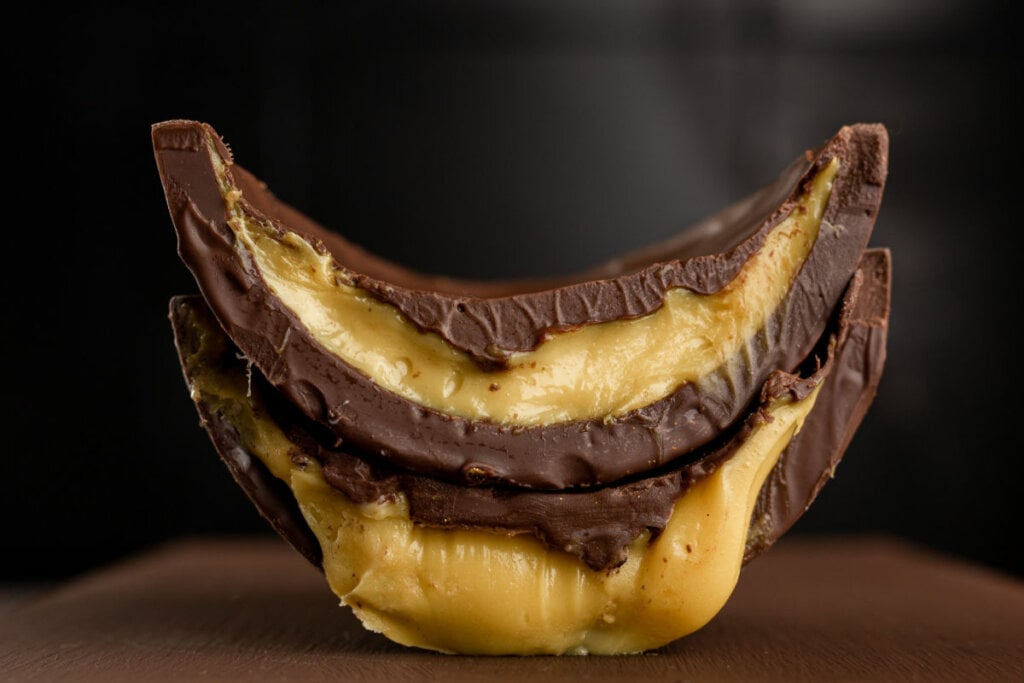 Ovo de P&aacute;scoa recheado com creme de maracuj&aacute;&nbsp;(Imagem: Mariana Silvestre | Shutterstock)